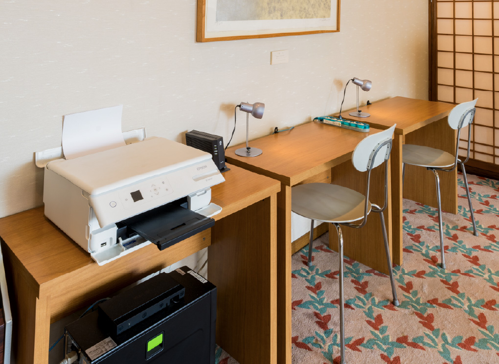 FAX・ライト付きデスクの外観