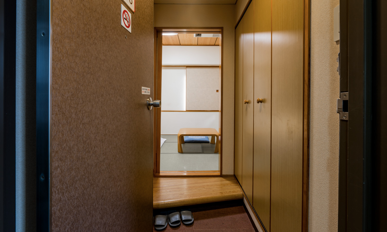 和室6畳入口から